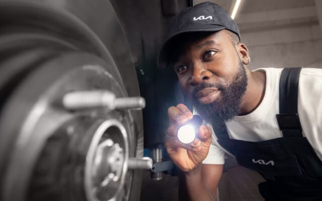 Mechaniker arbeitet unter einem Fahrzeug.